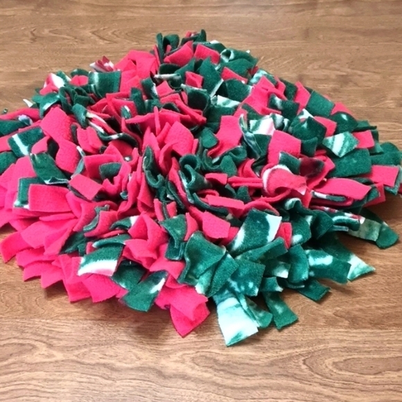 Handcrafted Fleece Dog Mat - Red and Green - Picture 1 of 4